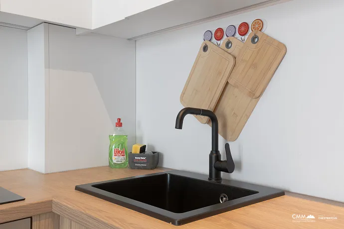 Denize yakın, güneşli 42 m²'lik 1+1 daire Budva'da.