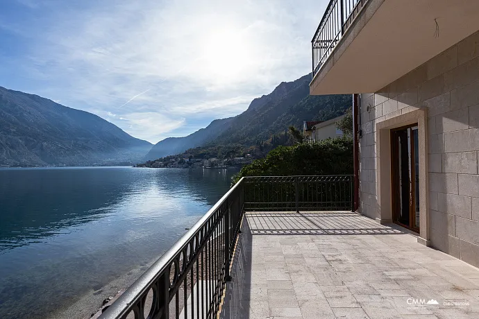 Lüks bir üç katlı villa — Kotor
