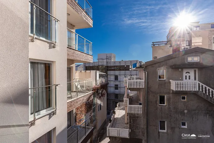 Bečići’de, 4. katta bulunan 53 m²’lik modern ve konforlu bir daire