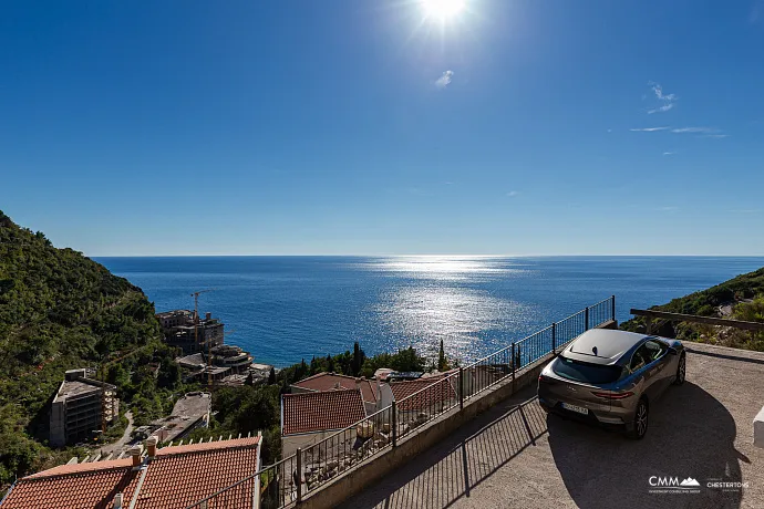 Panoramik deniz manzaralı lüks bir villada zarafet ve huzur.