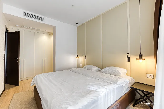 Bečići’de lüks şekilde döşenmiş daire satışa sunulmuştur. Bu fırsat gerçekten kaçırılmamalıdır.