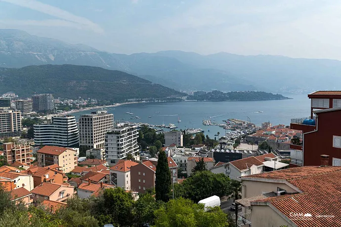 Budva Merkezine Yakın, Teraslı Geniş 2+1 Daire