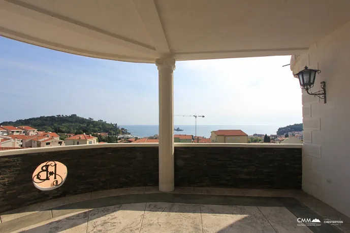 Petrovac'ta havuzlu aydınlık villa