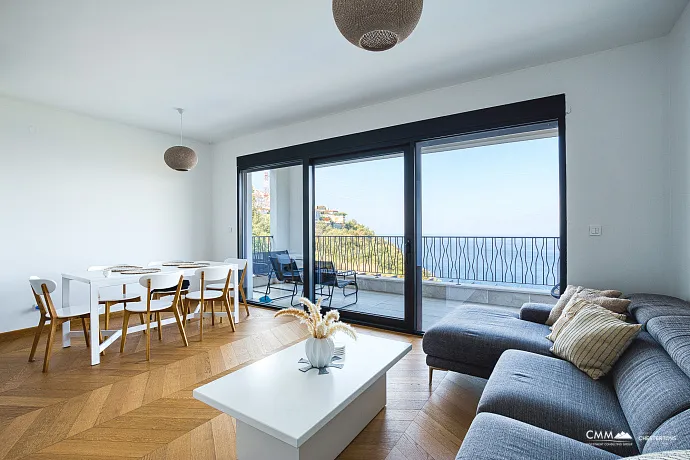 Havuzlu sitede üç odalı daire, Blizikuće