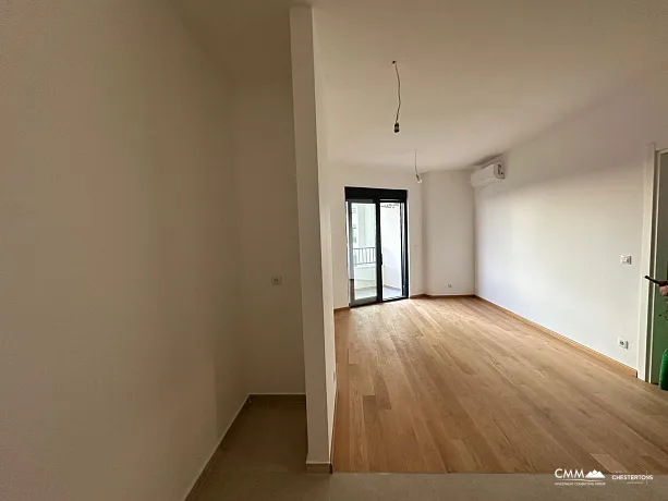 Bečići’de garajlı tek yatak odalı daire