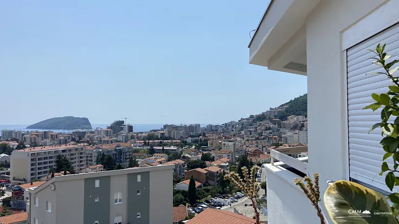 Budva'da iki yatak odalı ve deniz manzaralı daire