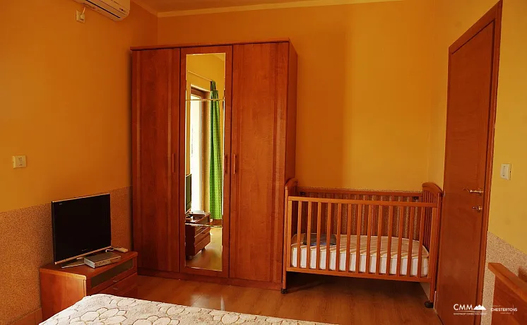 Krimovice'de yüzme havuzları ve geniş bir arsa ile iki Villa