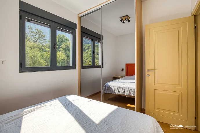 Havuzlu sitede üç odalı daire, Blizikuće