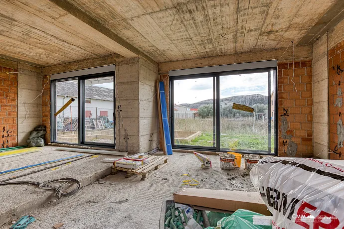 Bar’da Teraslı ve 3 Yatak Odalı Modern Ev