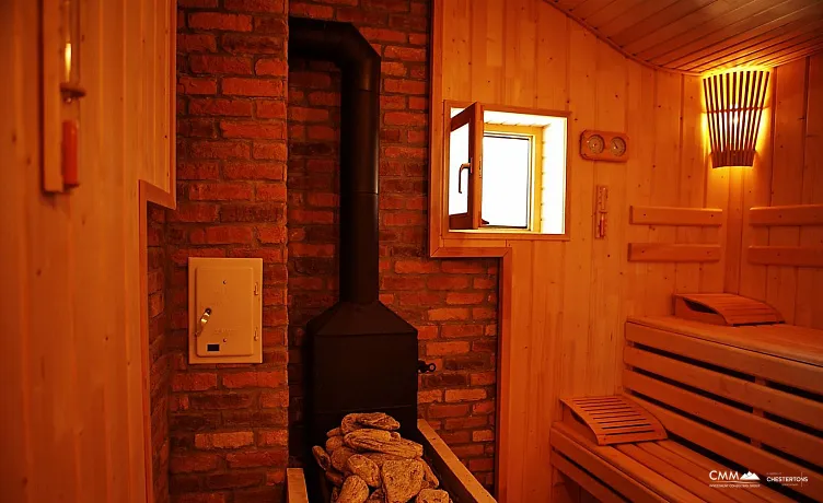 Krimovice'de yüzme havuzları ve geniş bir arsa ile iki Villa