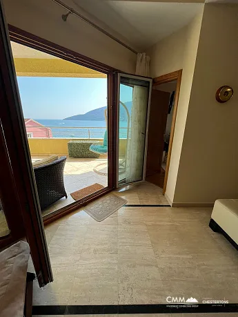 Herceg Novi'de panoramik deniz manzaralı satılık daire