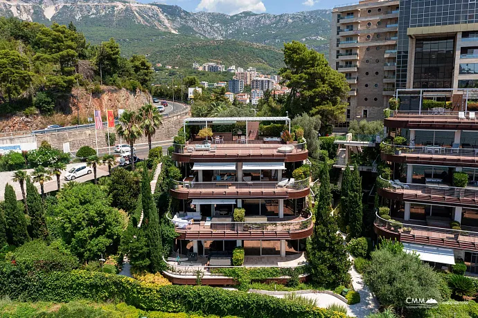 Panoramik deniz manzaralı premium bir komplekste çatı katı