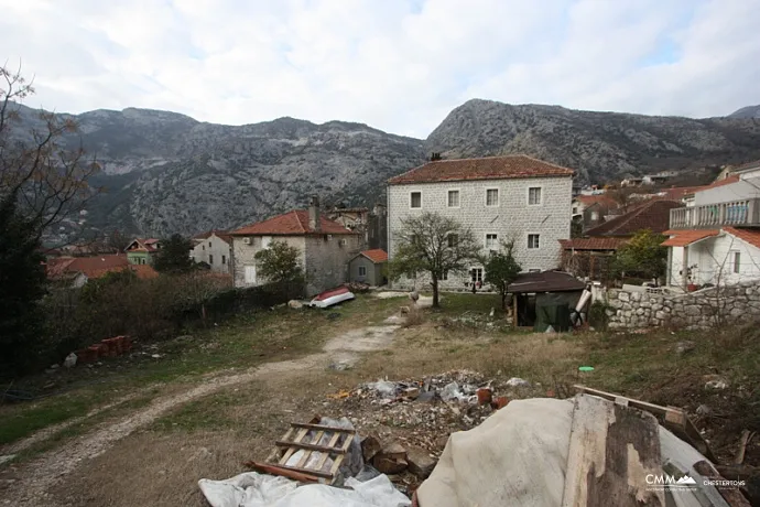 Kotor Körfezi'ndeki Ev