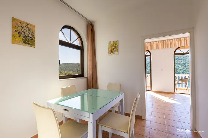 Bigovo’da Deniz Kenarında Geniş Daire — Teraslı ve Muhteşem Deniz Manzaralı