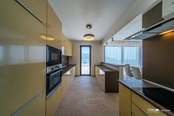 Geniş teraslı ve deniz manzaralı geniş Penthouse