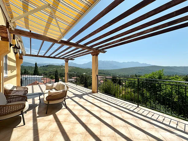 Lustica Bay yakınında havuz ve spa bulunan mini otel