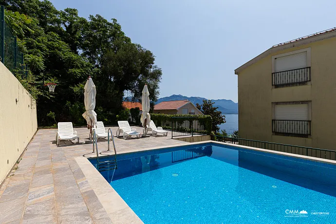 Deniz Manzaralı Daire, Bijela