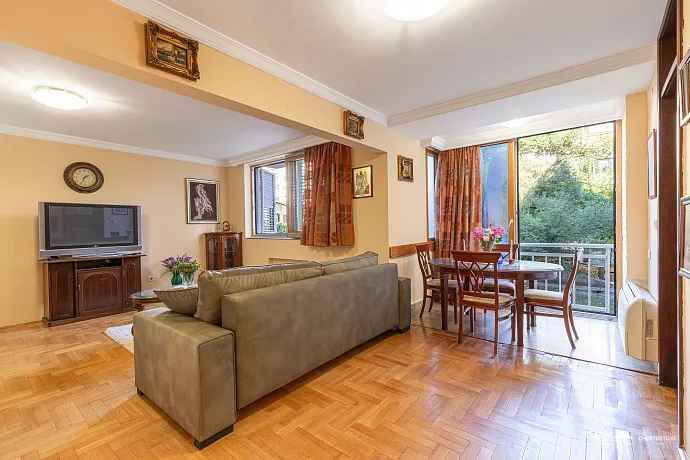 Budva’nın Kalbinde Geniş Daire — Eski Şehir ve Plaja Yakın