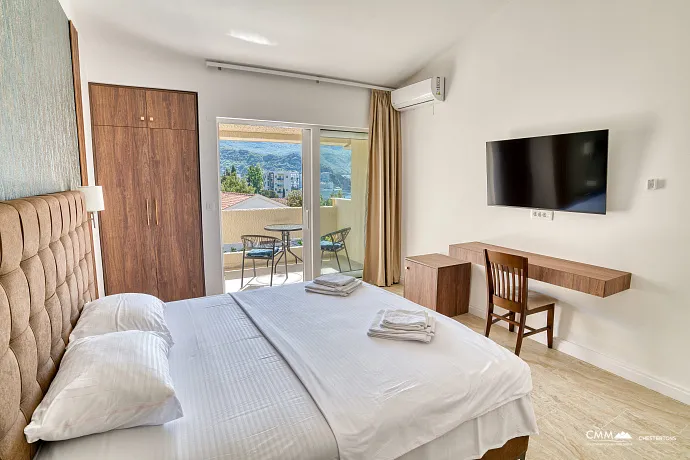 Bečići’de Tam Donanımlı Otel ve Restoran – Denize 200m