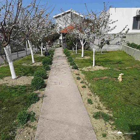 Güzel bir avluya sahip geniş iki katlı ev