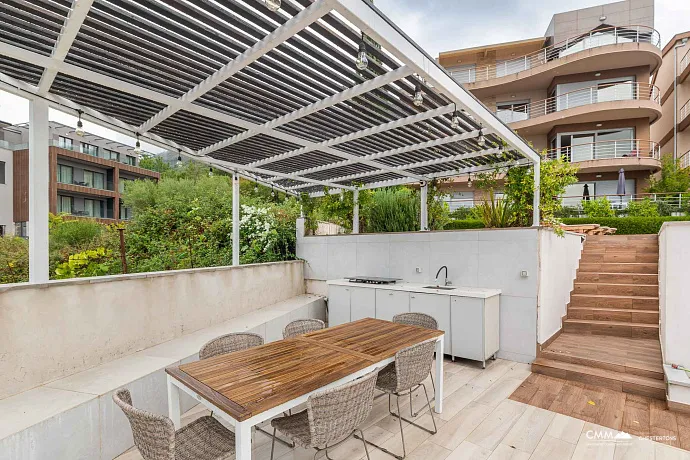 Satılık: Deniz Manzaralı, 40 m² Teraslı, Üç Yatak Odalı Geniş Daire