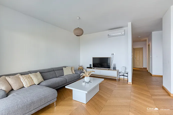 Havuzlu sitede üç odalı daire, Blizikuće