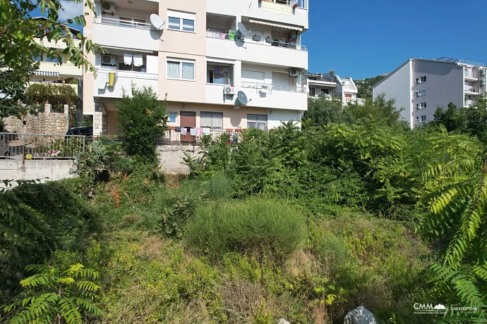 261m² büyüklüğünde arsa Budva'da