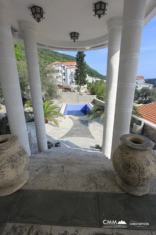 Petrovac'ta havuzlu aydınlık villa