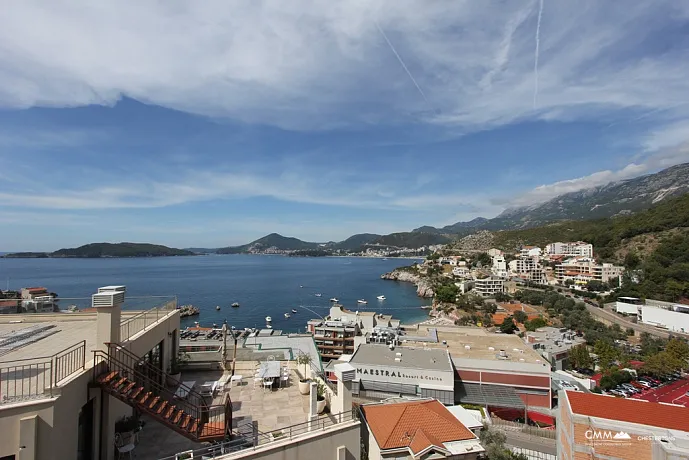 Panoramik deniz manzaralı üç yatak odalı daire