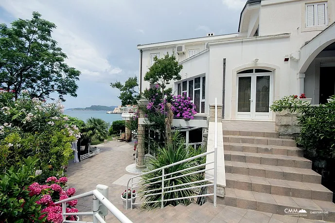 Sveti Stefan'da dört katlı villa