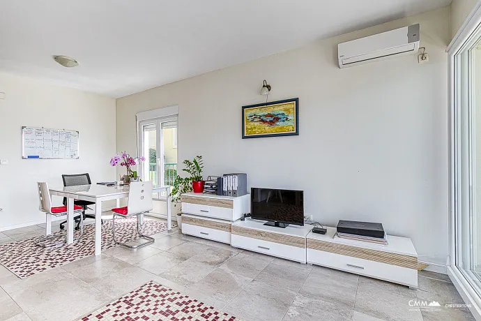 Deniz Manzaralı Daire, Bijela