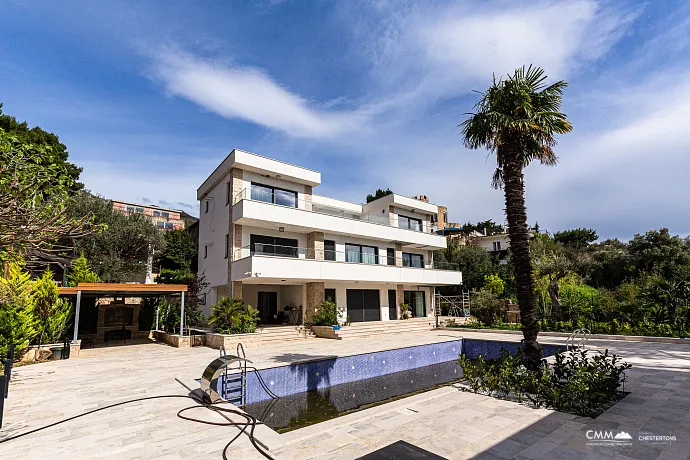 Geniş bir avluya sahip üç katlı lüks villa