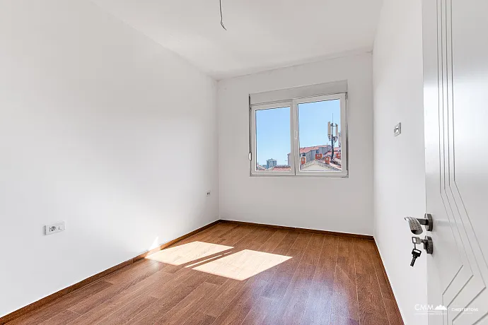 Denize yakın, güneşli 42 m²'lik 1+1 daire Budva'da.