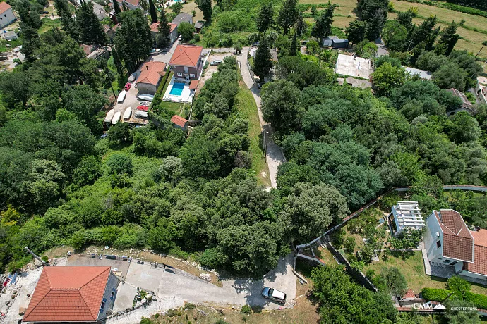 Baošići'de bulunan, iki kadastro parselinden oluşan ve toplam 1.267 m²