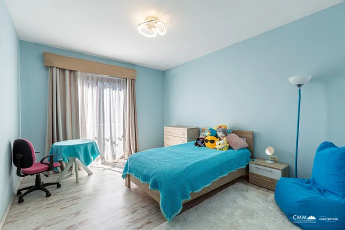 Yüzme havuzlu kompleks içinde modern villa