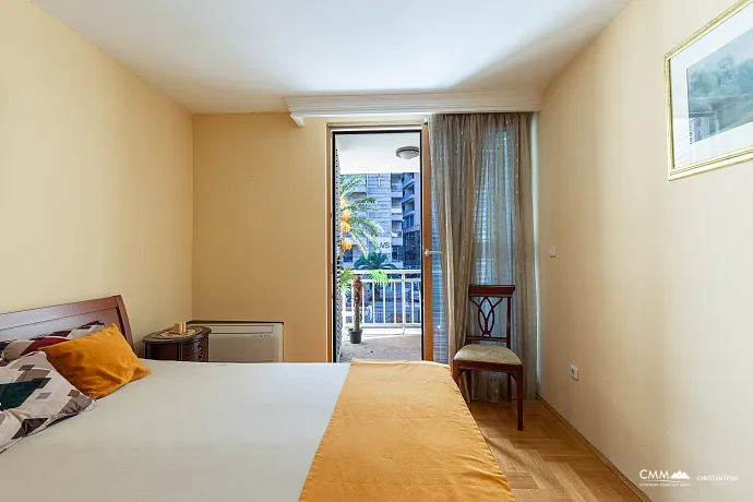 Budva’nın Kalbinde Geniş Daire — Eski Şehir ve Plaja Yakın