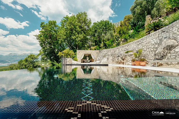Sveti Stefan yakınlarında deniz manzaralı zarif taş köşk