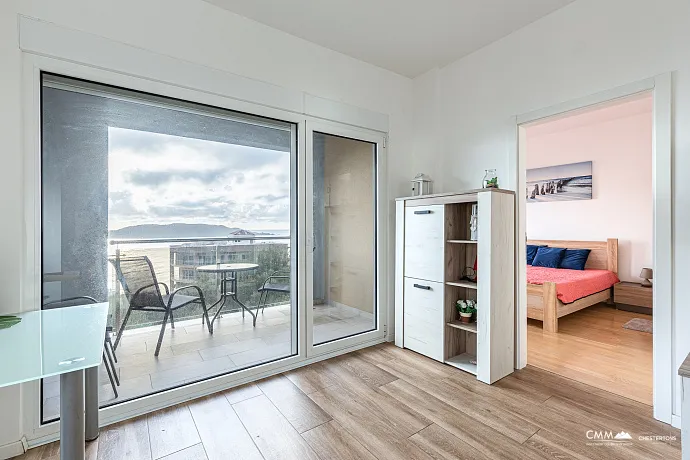 Reževići’de denize sıfır konumda bulunan 450 m²’lik özel bir arsa