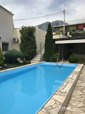 Bar bölgesinde deniz manzaralı ev