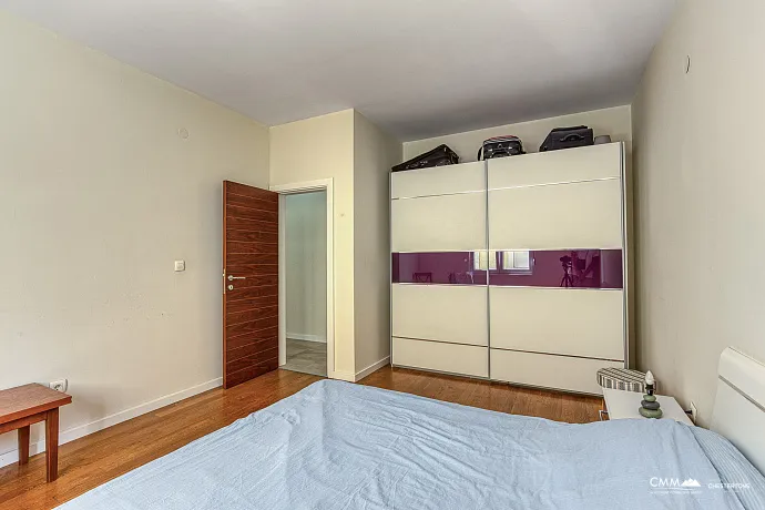 Deniz Manzaralı Daire, Bijela