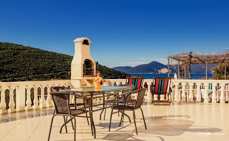 Bigovo'da üç yatak odalı ve deniz manzaralı daire