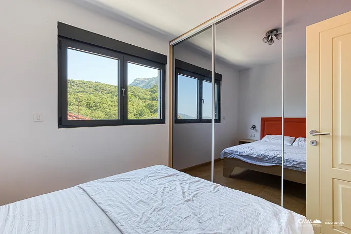 Havuzlu sitede üç odalı daire, Blizikuće