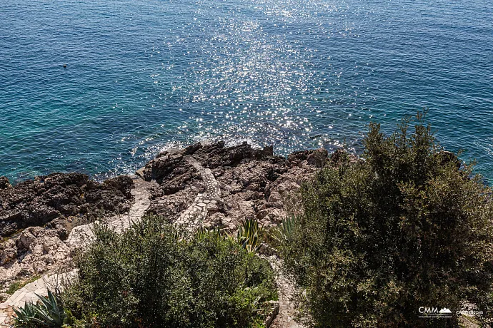 Utjeha'da panoramik deniz manzaralı geniş ev