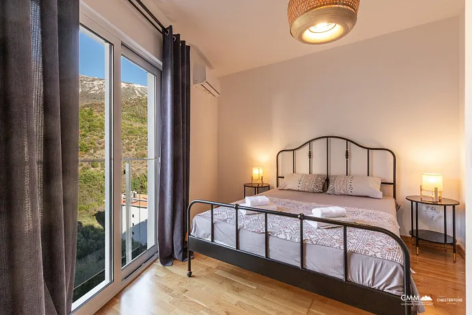 Bečići’de, 4. katta bulunan 53 m²’lik modern ve konforlu bir daire