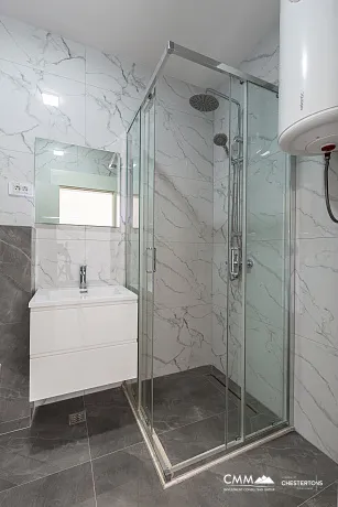 Denize yakın, güneşli 42 m²'lik 1+1 daire Budva'da.