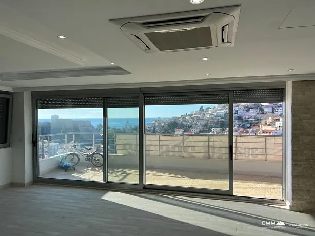 Ulcinj'de deniz manzaralı çatı katı
