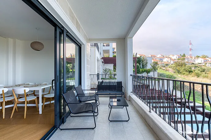 Havuzlu sitede üç odalı daire, Blizikuće