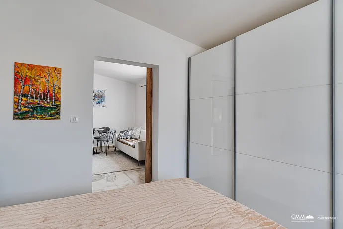 Sutomore'de iki katlı geniş ev