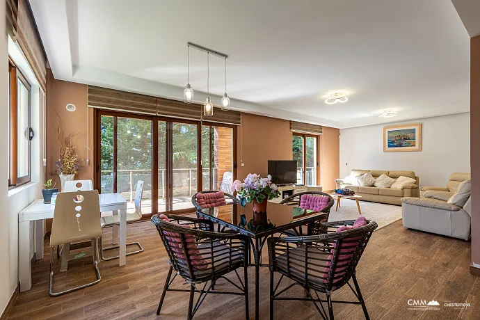 Yüzme havuzlu kompleks içinde modern villa
