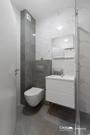 Denize yakın, güneşli 42 m²'lik 1+1 daire Budva'da.